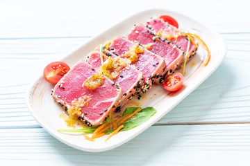 Fototapeta na wymiar fresh tuna raw with spicy salad sauce