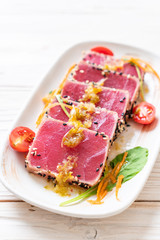 fresh tuna raw with spicy salad sauce