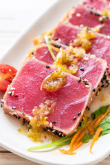 fresh tuna raw with spicy salad sauce