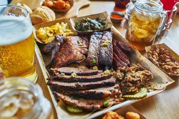 Poster Texas style bbq tray met gerookte brisket, st louis ribs, pulled pork, kip, hot links en zijkanten © Joshua Resnick