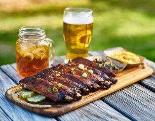  st louis style bbq-ribben met boerenkool en mac &amp  cheese buiten op picknicktafel tijdens zonnige zomerdag © Joshua Resnick