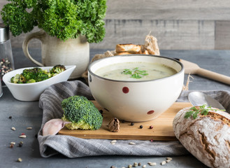 Broccoli soup refined with cream and fresh pastry