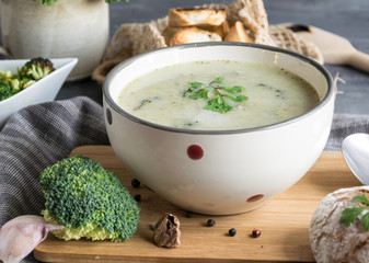 Broccoli soup refined with cream and fresh pastry