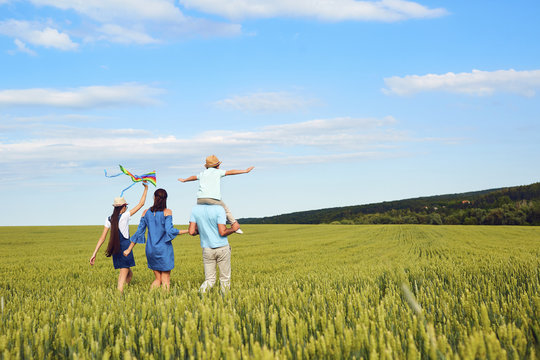 Фото семьи на поле Family Outdoors Spring Изображения: просматривайте стоковые фотографии, векторны