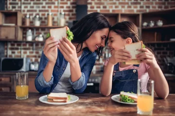 Photo sur Plexiglas Snack mère et fille tenant des sandwichs