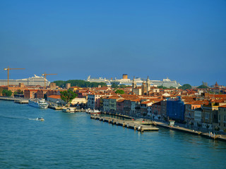 Fototapeta na wymiar Venise, bateaux de croisière dépassant des maisons