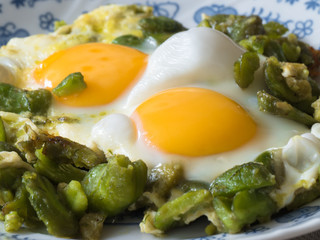 Frying broad beans with eggs