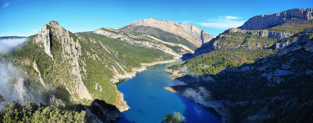 Fototapeta na wymiar Spectacular cliff and reservoir in Montrebei Catalonia