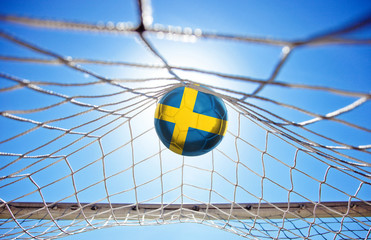 Fussball mit schwedischer Flagge