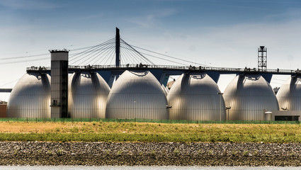 Large digestion towers for the treatment of wastewater at the edge of the port