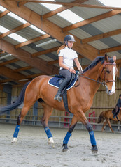 jolie cavalière en dressage