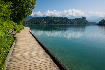 Fototapeta premium Kładka nad jeziorem Bled, Słowenia