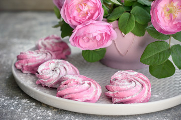Pink berry marshmallows and a bouquet of roses.