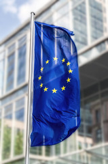 Flagge der Europäischen Union vor Bürogebäude