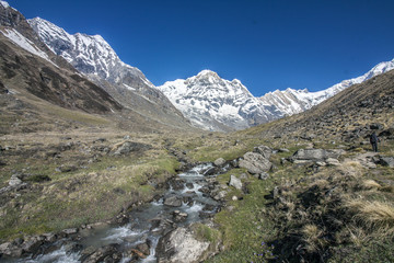 Fototapeta na wymiar Himalaya Annapurna Berge Hiking Fluss