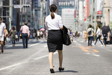 若い働く女性の後ろ姿
