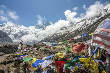 Foto auf Acrylglas Annapurna Himalaya Annapurna Sonnenstrahlen Berge Hiking Gebetsfahnen