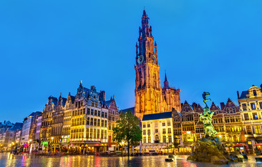 De Onze-Lieve-Vrouwekathedraal en de Silvius Brabo-fontein op de Grote Markt in Antwerpen, België