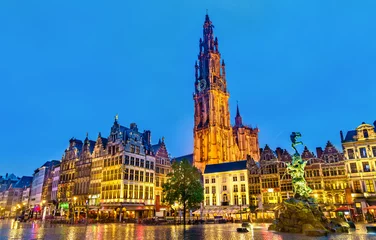 Fotobehang De Onze-Lieve-Vrouwekathedraal en de Silvius Brabo-fontein op de Grote Markt in Antwerpen, België © Leonid Andronov