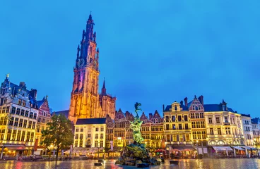 Foto op Plexiglas De Onze-Lieve-Vrouwekathedraal en de Silvius Brabo-fontein op de Grote Markt in Antwerpen, België © Leonid Andronov