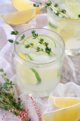 Cocktail-Jin, lime juice and thyme