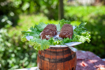 Formine di ricotta ricoperta al cacao su vassoio da portata