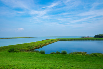 Fototapeta na wymiar Blick aufs Ijsselmeer und den Damm von Lelystad/NL aus