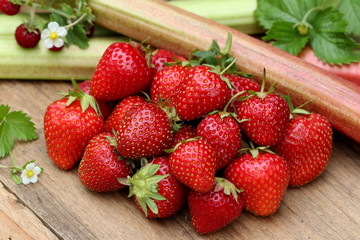Erdbeeren und Rhabarber auf dem Holztisch rustikal