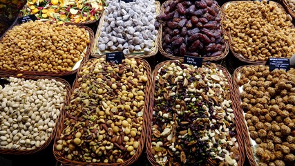 Diverse Nüsse auf Marktstand, Nussvariation