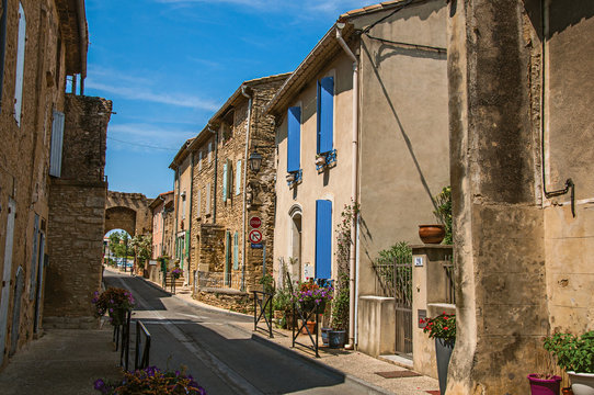 Fototapeta Street view with stone houses in the city center of Chateauneuf-du-Pape hamlet. Near Avignon, Vaucluse department, Provence region, southeastern France.