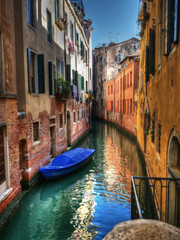 Canal peu fréquenté à Venise et maisons en briques, Italie