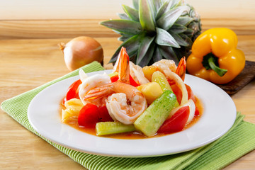 Sweet and sour sauce fried with prawns