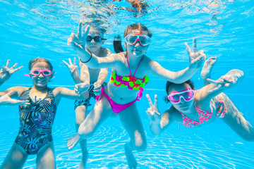 Obraz na płótnie Canvas Children swim in pool