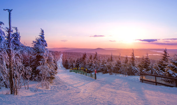 dramatischer sonnenuntergang loipe schnee Oberwiesenthal