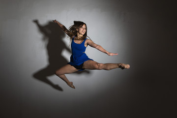 Fototapeta na wymiar Mujer bailando danza comtemporánea en un estudio de fotografía