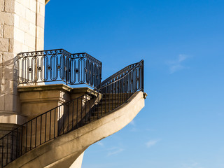 Einen geschwungene Treppe führt in den blauen Himmel