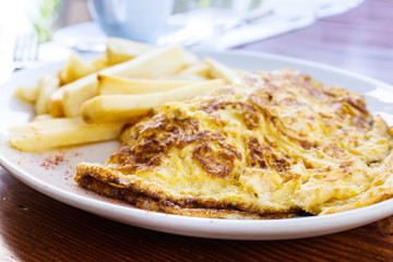 omelet with ham tomato and green salad