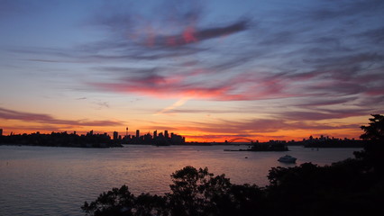 Obraz na płótnie Canvas Sydney Skyline Sunset view from Milk Beach