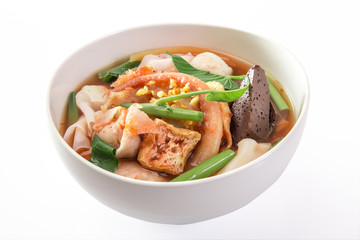 yen ta fo, rice noodles in pink soup, thai cuisine