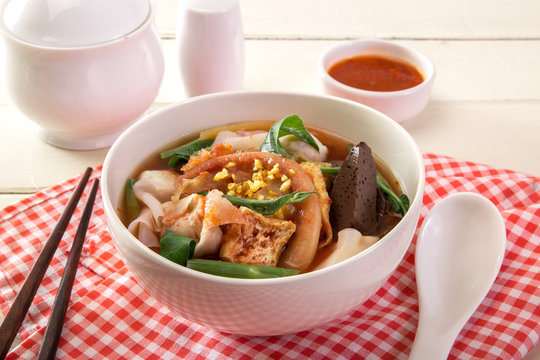 yen ta fo, rice noodles in pink soup, thai cuisine