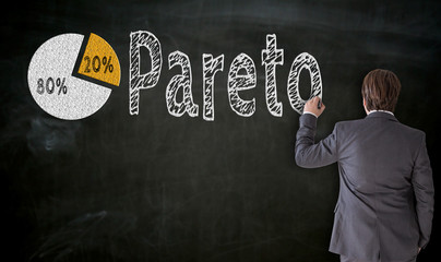 Businessman malt Pareto auf Tafel Konzept