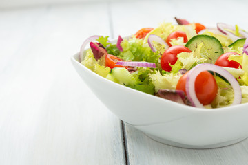 Insalata fresca con pomodori, cetrioli, cipolle, lattuga e timo 