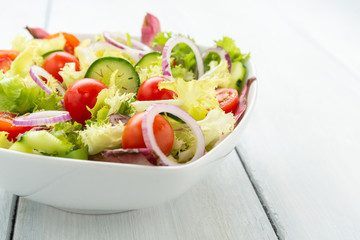 Insalata fresca con pomodori, cetrioli, cipolle, lattuga e timo 