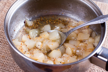 Preparation of pear confiture in a saucepan