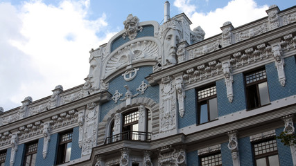 Obraz premium Fachada de edificio en estilo art nouveau en Riga, Letonia.