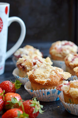 Muffins with strawberries with crumble