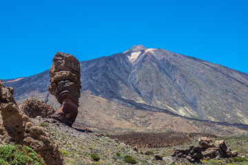 Fototapeta na wymiar Roque Cinchado rock formation in front of Teide volcano