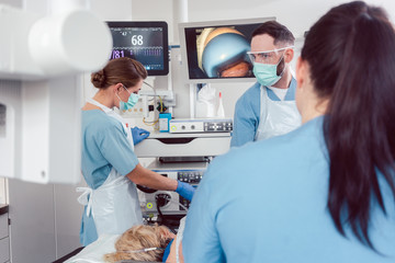 Arzt bei der Endoskopie sieht sich Bild des Geräts auf dem Monitor an - obrazy, fototapety, plakaty