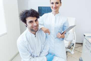 Obraz premium Arzt und Ärztin mit Tablet Computer in der Praxis