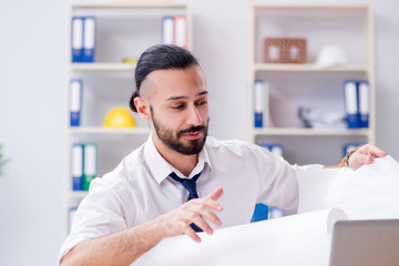 Obraz premium Architect working in his studio on new project